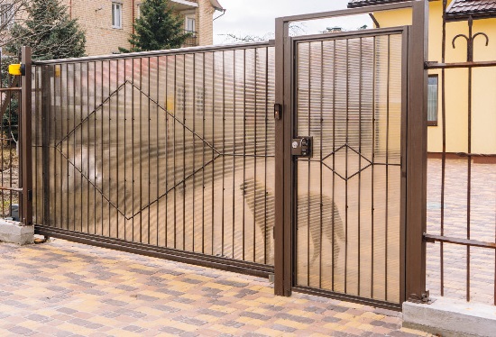 Купить ворота из профлиста с элементами ковки, с металлическими столбами в рамке или под дерево в Ирбите от 153810 руб
